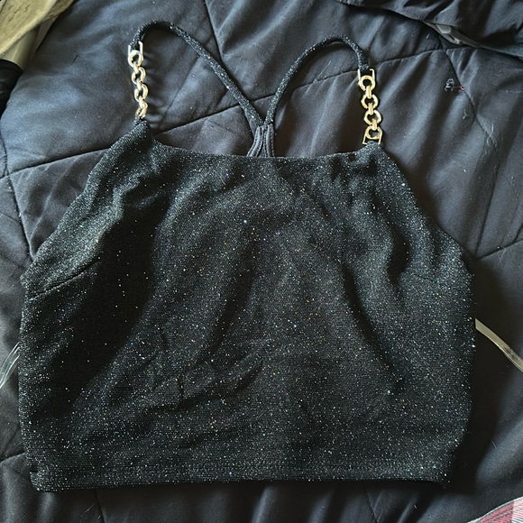 Black cropped glitter tank top with gold chain accessory. - Picture 1 of 3